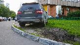 Вопрос по пресечению парковки автомобилей на газонах на территории города  на контроле у Администрации района
