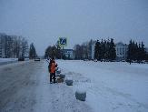 В Туймазах выполняет работы по уборке дорог и тротуаров от снега. 