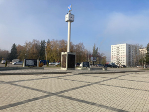 Памятная стела с часами.